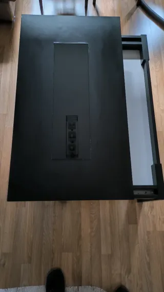 Mesa de centro moderna negra elevable.