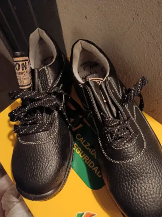 Zapatos de seguridad negros nuevos