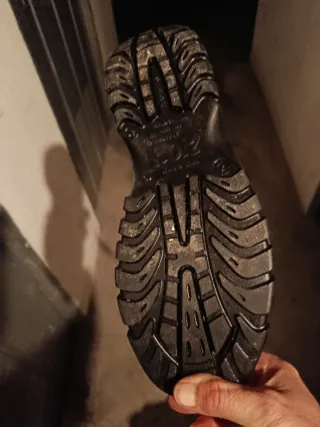 Zapatos de seguridad negros nuevos