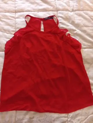 Maglietta rossa con spalle scoperte