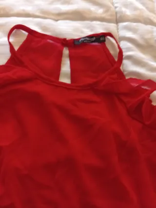 Maglietta rossa con spalle scoperte