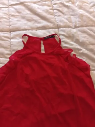 Maglietta rossa con spalle scoperte