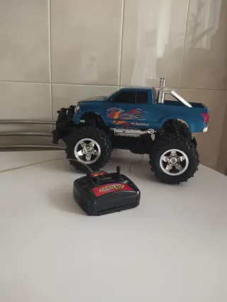 Camioneta teledirigida Toyota medidas 35x22