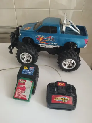 Camioneta teledirigida Toyota medidas 35x22