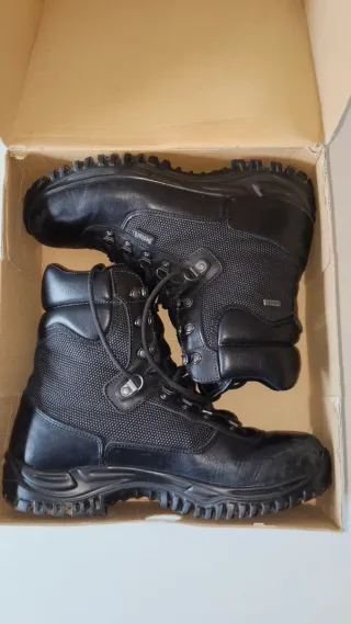 Botas de montaña negras