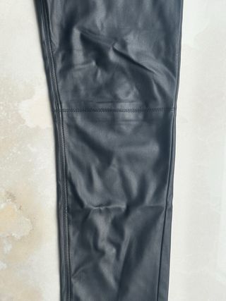 Pantalón cuero elástico IKKS negro