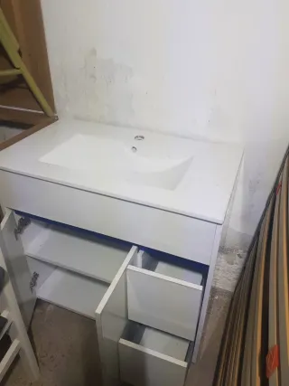 Mueble de baño blanco con detalles azules