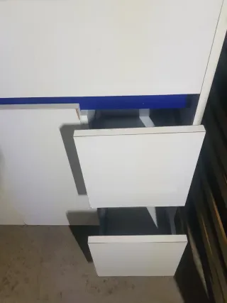 Mueble de baño blanco con detalles azules