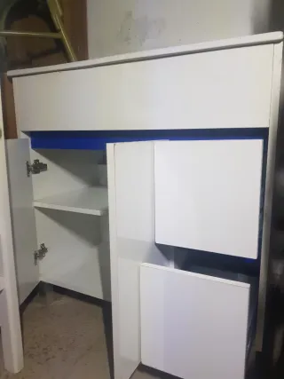 Mueble de baño blanco con detalles azules