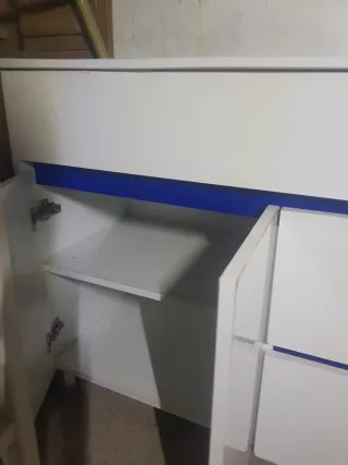 Mueble de baño blanco con detalles azules
