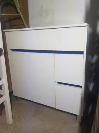 Mueble de baño blanco con detalles azules