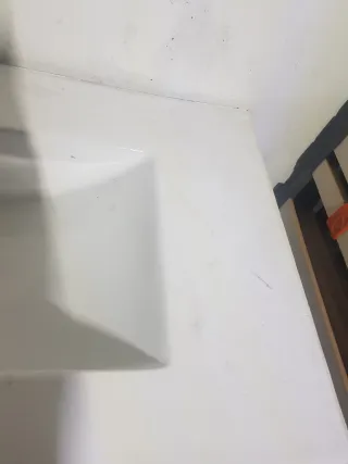 Mueble de baño blanco con detalles azules