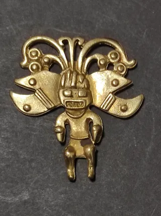 Colgante chapado en oro figura humana