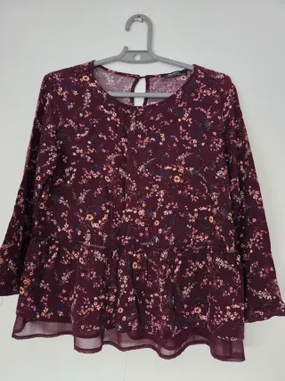 Blusa Bershka floral burdeos