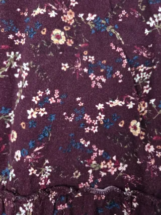 Blusa Bershka floral burdeos