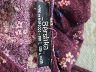 Blusa Bershka floral burdeos