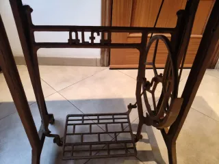 Máquina de coser antigua de madera y metal