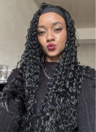 Impresionante Peluca rizada negra con diadema