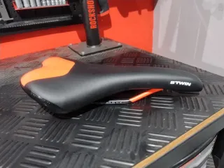 Sillín Btwin Negro/Rojo claro