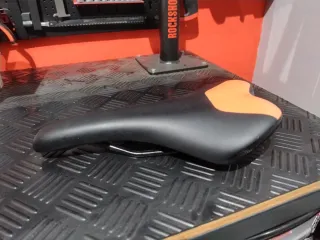 Sillín Btwin Negro/Rojo claro