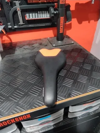 Sillín Btwin Negro/Rojo claro