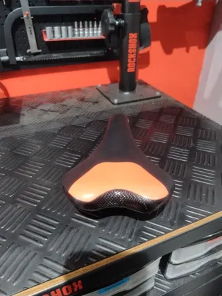 Sillín Btwin Negro/Rojo claro