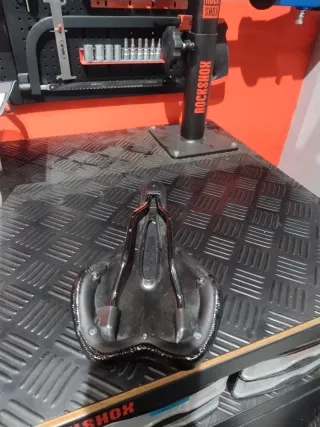 Sillín Btwin Negro/Rojo claro