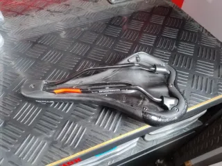 Sillín Btwin Negro/Rojo claro