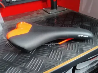 Sillín Btwin Negro/Rojo claro