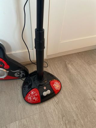 Guitarra y micrófono de juguete