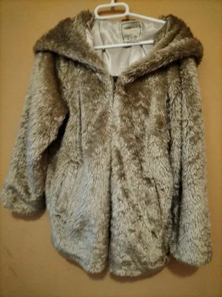 Chaquetón peludo con capucha