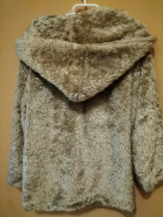 Chaquetón peludo con capucha