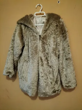 Chaquetón peludo con capucha