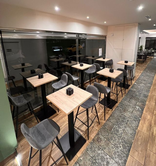 Mesas altas y sillas de bar