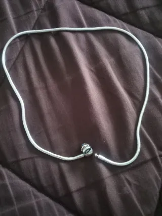 Gargantilla plateada con charm