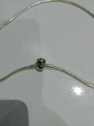 Gargantilla plateada con charm