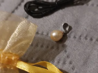 Ciondolo perla beige con cappio di filo