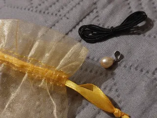 Ciondolo perla beige con cappio di filo