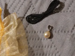 Ciondolo perla beige con cappio di filo