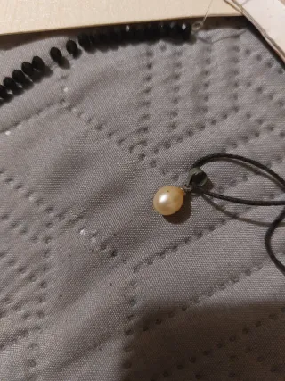 Ciondolo perla beige con cappio di filo