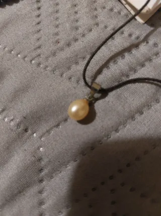 Ciondolo perla beige con cappio di filo