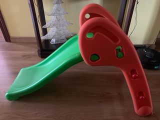 Tobogán infantil verde y naranja