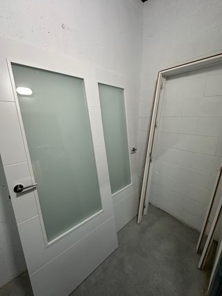 Puerta interior blanca con cristal