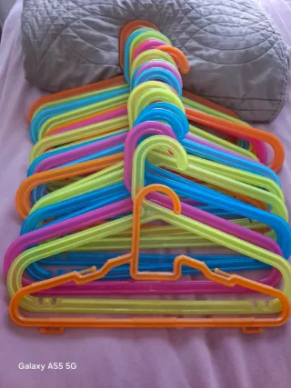 Lote de perchas infantiles de colores