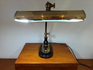 Lámpara clásica latón mesa despacho piano