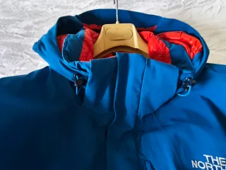 Chaqueta The North Face Azul y Roja