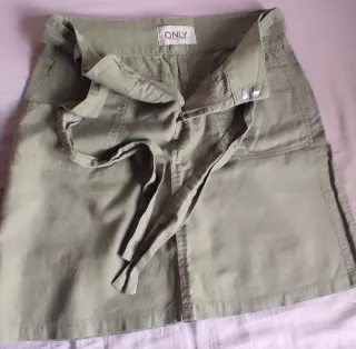 Falda verde oliva con cinturón