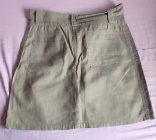 Falda verde oliva con cinturón