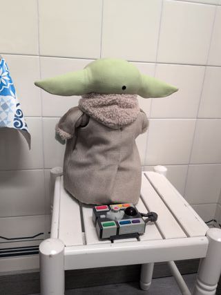 Muñeco Baby Yoda con Mando