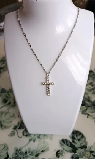 Cadena con colgante de cruz plateada